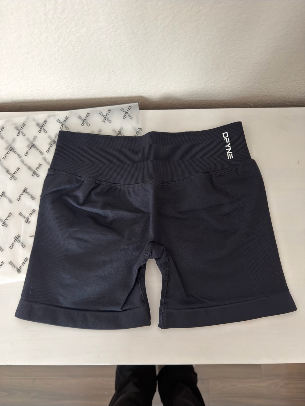 DFYNE Black Mid-Rise Seamless Athletic Shorts